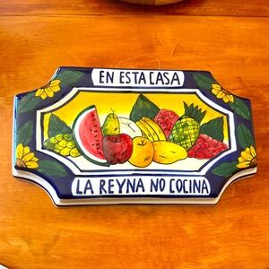Talavera Mexican ceramic graphic wall art: EN ESTA CASA LA REYNA NO COCINA. EUC!
